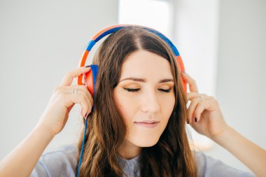 kulaklıklar ile güzel kız 