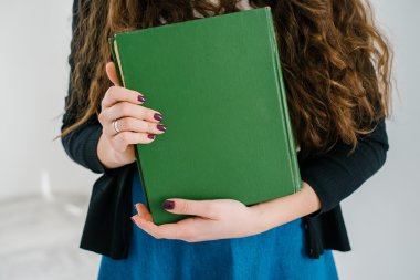  ellerinde büyük kitap