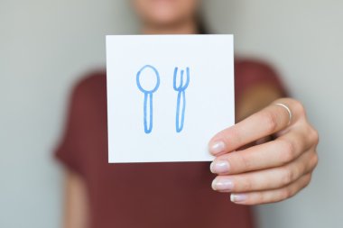Kağıt üstünde kaşık ve çatal kutsal kişilerin resmi