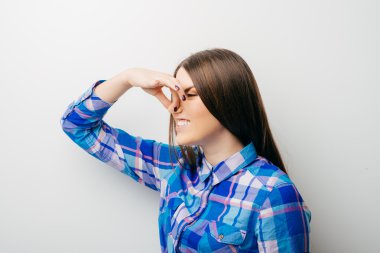 kadının burnunu kapsar 