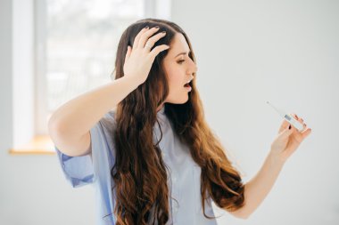 genç kadın sıcaklık kontrol 