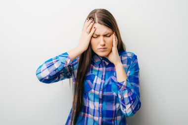 Baş ağrısı olan genç bir kadın.