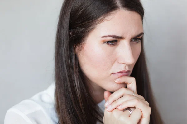 Retrato de mujer reflexiva — Foto de Stock