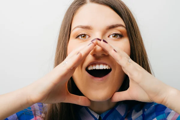 Mujer haciendo un gesto de llamada verbal — Foto de Stock