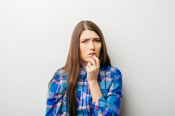 Mujer joven pensando — Foto de Stock