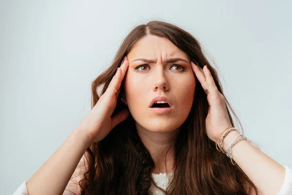 Mädchen hat Schmerzen in Schläfen — Stockfoto