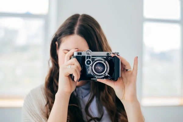 Chica con cámara retro — Foto de Stock