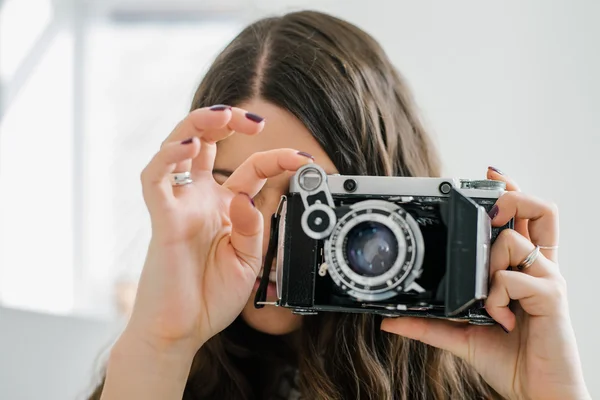 Brunett tjej med retro kamera — Stockfoto