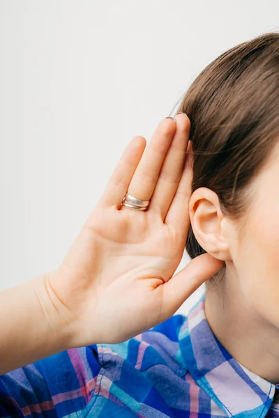 Jovem mulher ouve — Fotografia de Stock