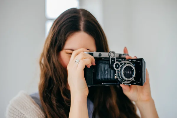 Flicka med retrokamera — Stockfoto