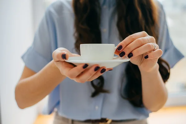 Mujer sosteniendo taza de café —  Fotos de Stock