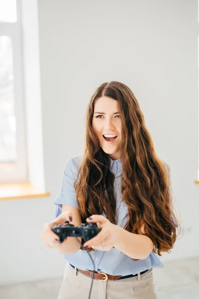 Vrouw afspelen van video game — Stockfoto