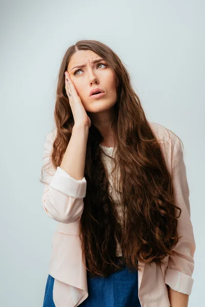 Meisje heeft pijn in tempels — Stockfoto