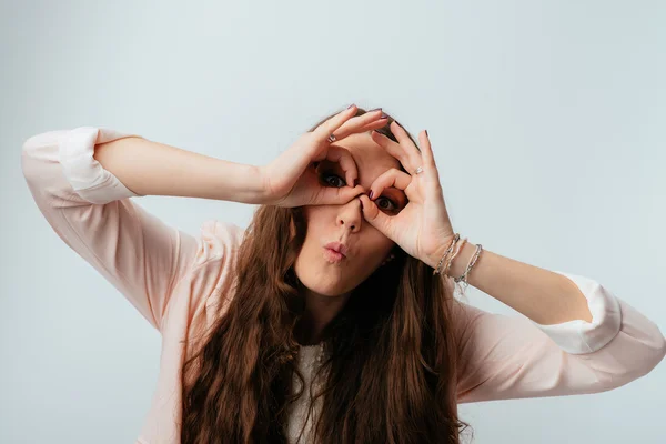 Dívka ukazuje rukou binokulární — Stock fotografie