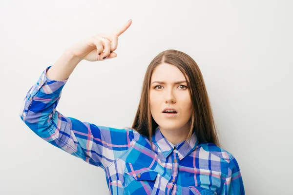 Mujer joven señalando — Foto de Stock