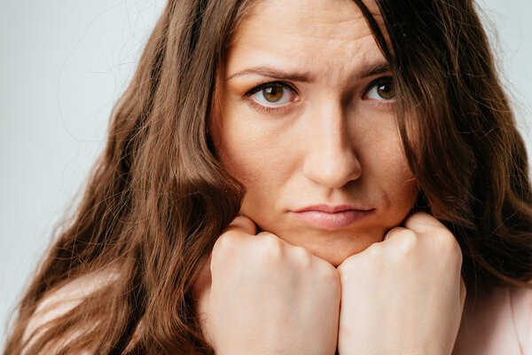 Молодая печальная женщина
