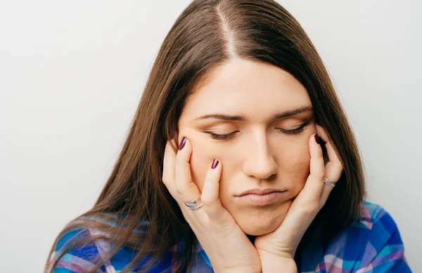 眠そうな若い女性 — ストック写真