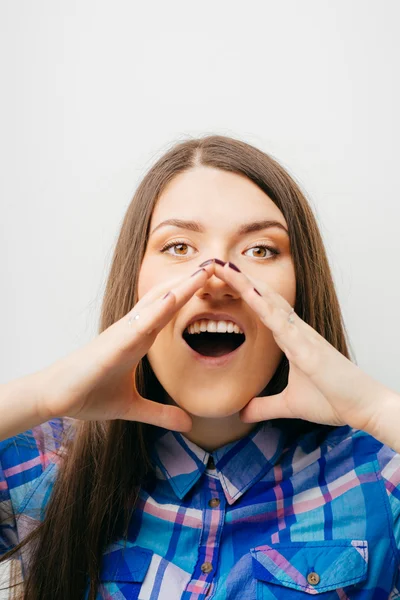 Mujer haciendo un gesto de llamada verbal — Foto de Stock