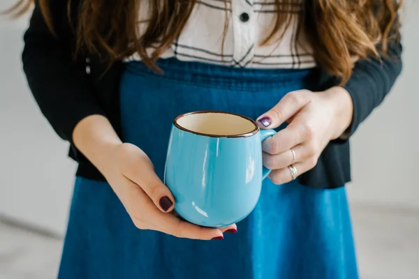 Hands of a girl with a cup — Stock Photo, Image