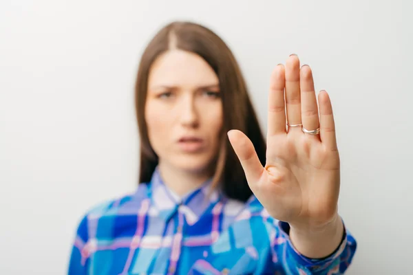 Menina mostrando parar gesto — Fotografia de Stock