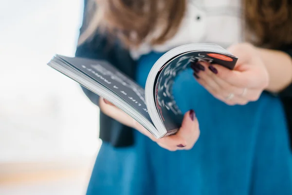 Tidningen i kvinnliga händer — Stockfoto