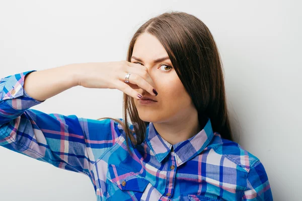 Kvinna täcker näsan — Stockfoto