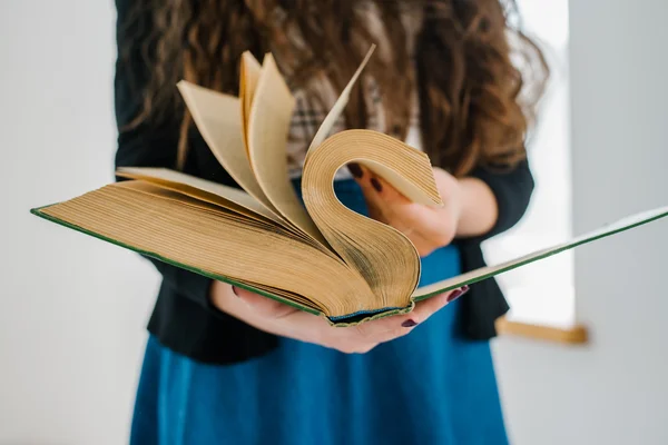 Vecchio libro in mano — Foto Stock