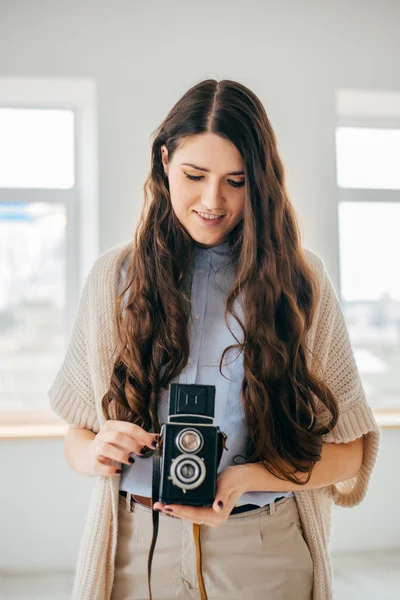 Mädchen mit Retro-Kamera — Stockfoto