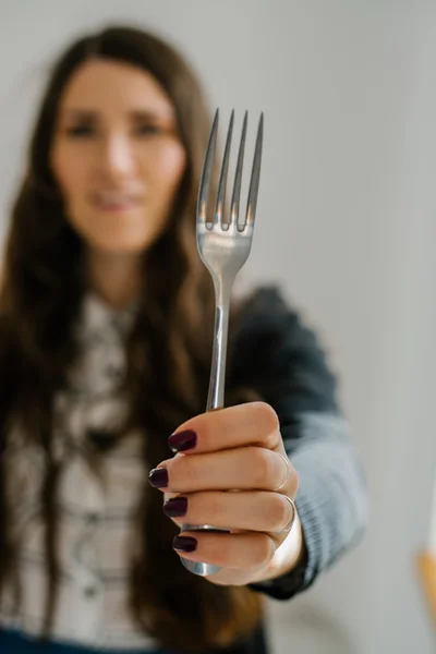 Fille avec une fourchette vide — Photo