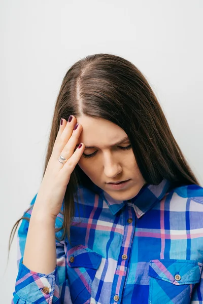 Mladá žena má bolesti hlavy — Stock fotografie