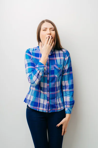 Молодая женщина зевает — стоковое фото
