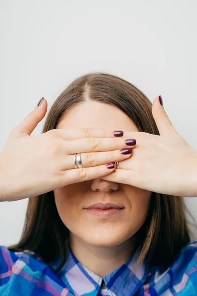 Ragazza chiude gli occhi — Foto Stock