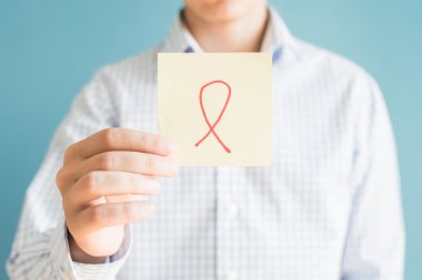  AIDS bilinçlendirme kırmızı kurdele simgesi