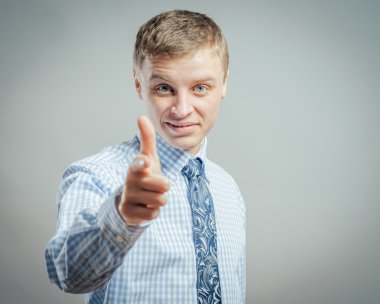  adam kameraya onun parmak işaret 