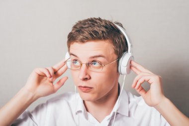Kulaklık takan adam. 