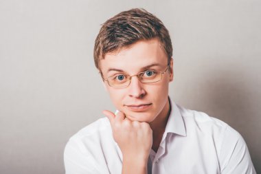 Genç adam düşünüyor.