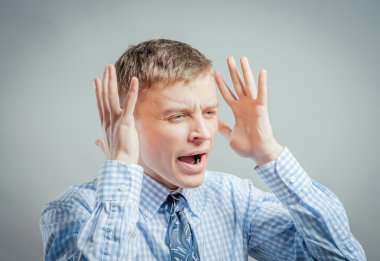 genç adam çığlık