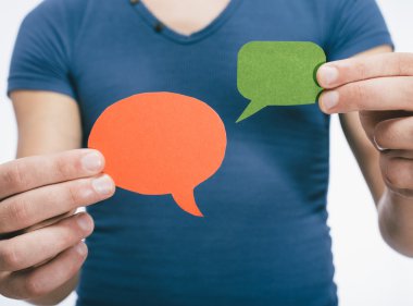 Konuşma balonları elinde