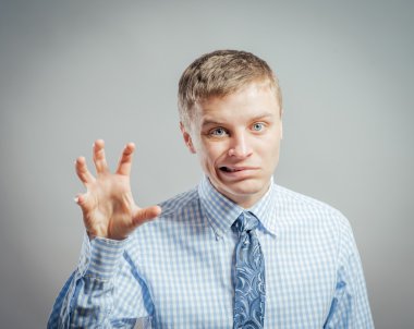 agresif bir jest yapan erkek 