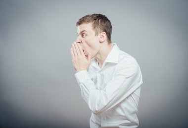 genç adam bağırıyor