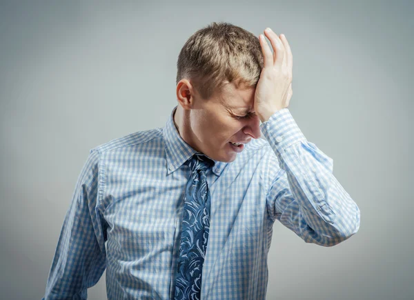 El hombre tiene dolor de cabeza —  Fotos de Stock