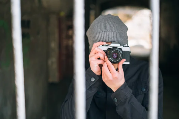 Fotografo maschio con una macchina fotografica — Foto Stock