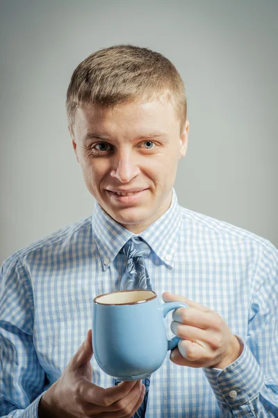 Homme avec une tasse de thé — Photo