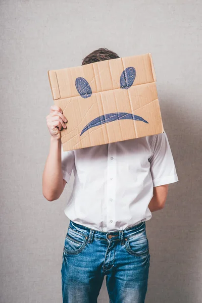 Hombre sosteniendo papel de cartón con smiley —  Fotos de Stock