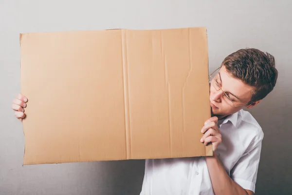 Hombre sosteniendo una pancarta —  Fotos de Stock