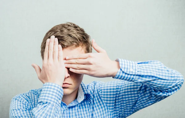 Hombre oscureciendo la cara — Foto de Stock