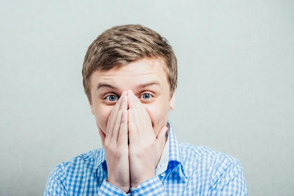 Homme ferme la bouche avec ses mains — Photo