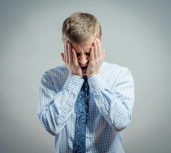 Joven con dolor de cabeza — Foto de Stock