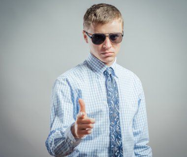 güneş gözlüğü ile cazip iş adamı 