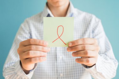  AIDS bilinçlendirme kırmızı kurdele simgesi